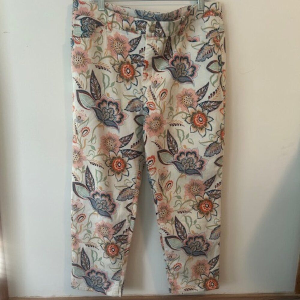 Chico's The So Slimming Girlfriend Floral 5 pocket crop, size 2.5/14